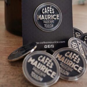 Pin’s du logo Cafés Maurice torréfacteur Toulon Sanary 83