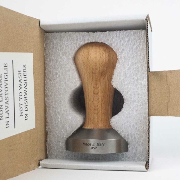 Tamper dans son emballage, accessoire barista pour tasser la mouture de café moulu Cafés Maurice