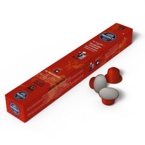 Boîte de capsules de café Maurice Le Mauricio grands crus Brésil Congo Honduras Ethiopie 100 % arabica de la marque Cafés Maurice torréfacteur Toulon Sanary 83, couleur rouge, compatibles avec les machines Nespresso®. Trois capsules sont disposées à côté de la boîte, dont deux avec leur opercule visible.