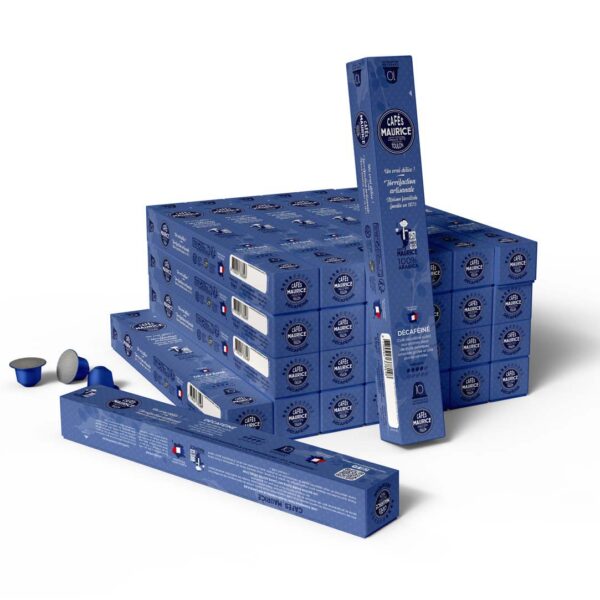 Cafés MauriceBoîte de capsules de café Café Colombie oro décaféiné 100 % arabica de la marque Cafés Maurice, couleur bleue, compatibles avec les machines Nespresso®. Trois capsules sont disposées à côté de la boîte, dont deux avec leur opercule visible.